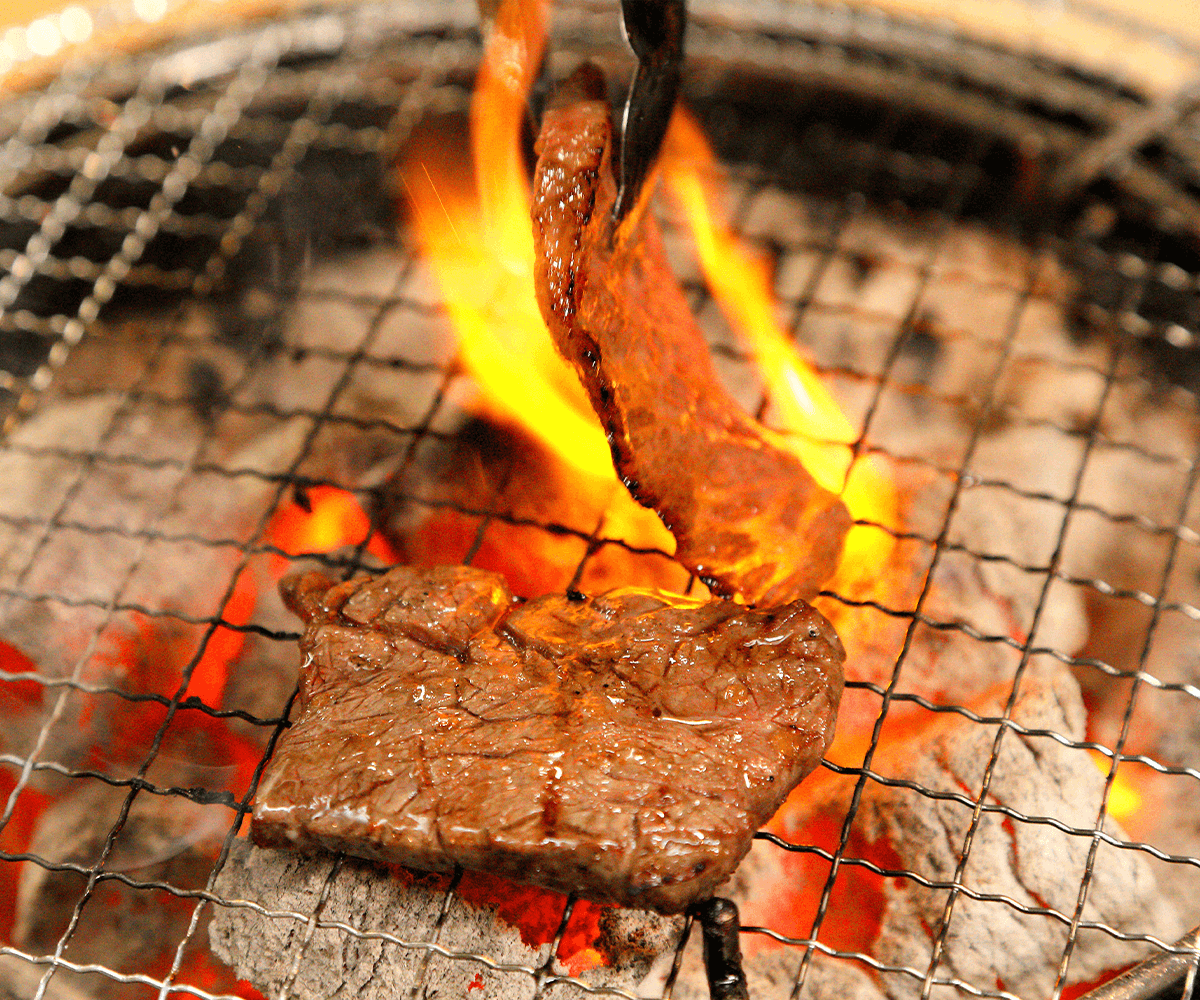 「県産黒毛和牛 × 炭火焼肉 」特別な日も、何気ない日も。つがる市唯一の炭火焼肉店で、家族と、仲間と、特別なひとときを。